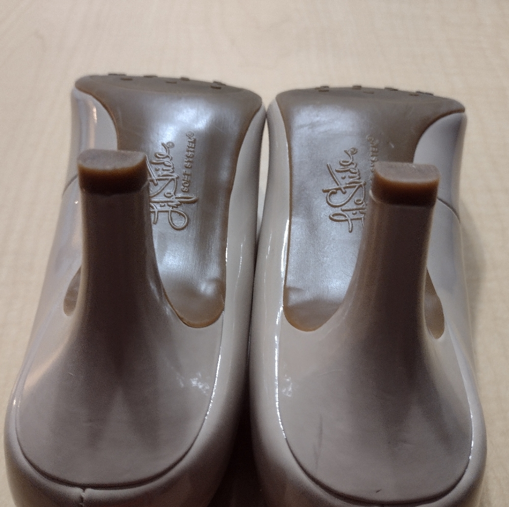 Classic Women's Patent Mid-Heel Pumps in Nude - Picture 10 of 13